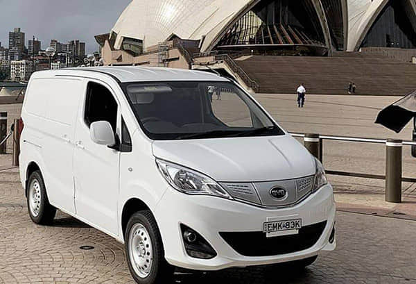 劳斯莱斯幻影Arabesque首发，激光雕刻引擎盖耗时五年打造